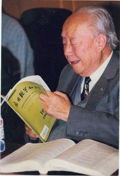 钱伟长主编审读中文版期刊